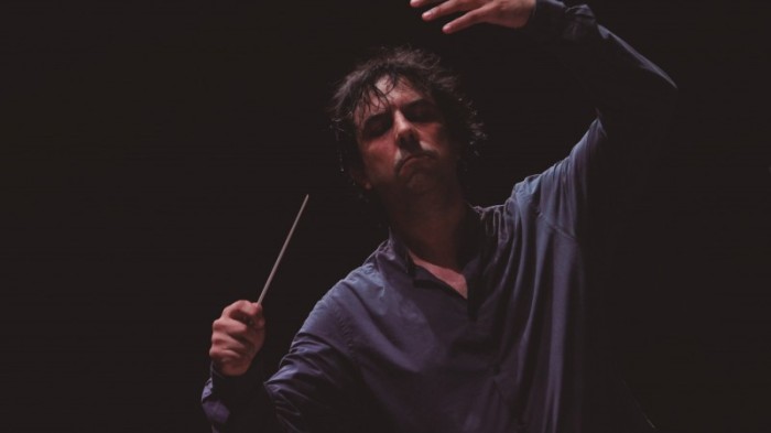 Maestro Mateus Araujo regerá a orquestra na primeira apresentação, na quinta (20/4), às 20h -Foto: Divulgação Ospa