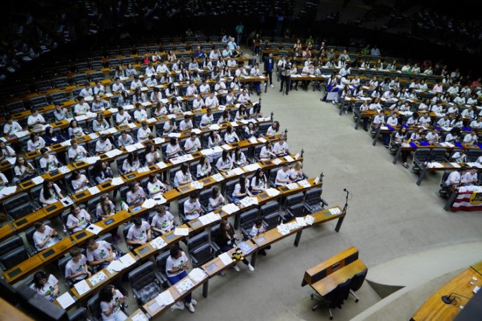 Simulação de sessão plenária realizada em edição anterior do Câmara Mirim - (Foto: Pablo Valadares/Câmara dos Deputados)