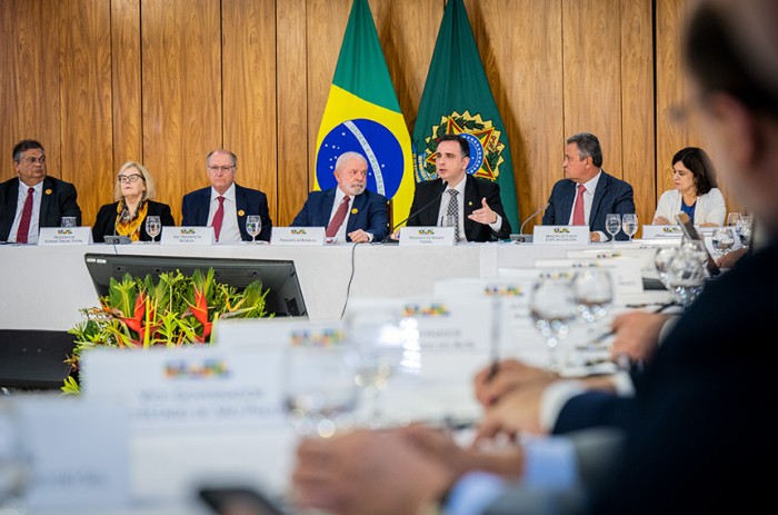 Entre Lula e Rui Costa, da Casa Civil, Pacheco (3º à dir.) afirma que regulação das plataformas será prioridade - Pedro Gontijo/Agência Senado