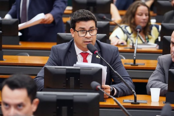 Carlos Veras, relator da proposta na CCJ - (Foto: Pablo Valadares / Câmara dos Deputados)