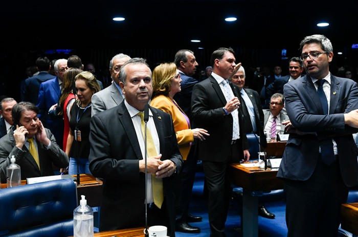Rogerio Marinho, Carlos Portinho (à dir.) e Flávio Bolsonaro (ao fundo) defenderam obstrução das votações - Marcos Oliveira/Agência Senado