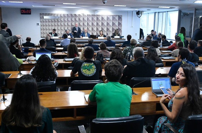 Debatedores divergem sobre regulamentação do uso medicinal da Cannabis