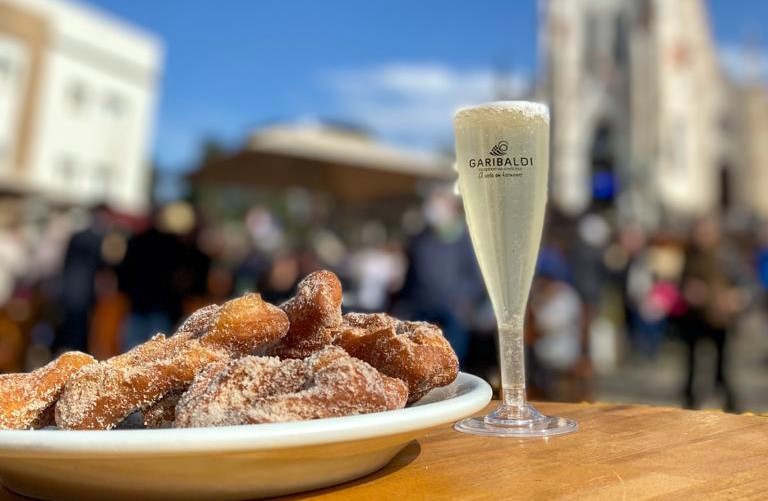 Cooperativa Garibaldi leva seus espumantes, vinhos e sucos para harmonizar com o grostoli - Foto: Tatiane Zandavali/Divulgação