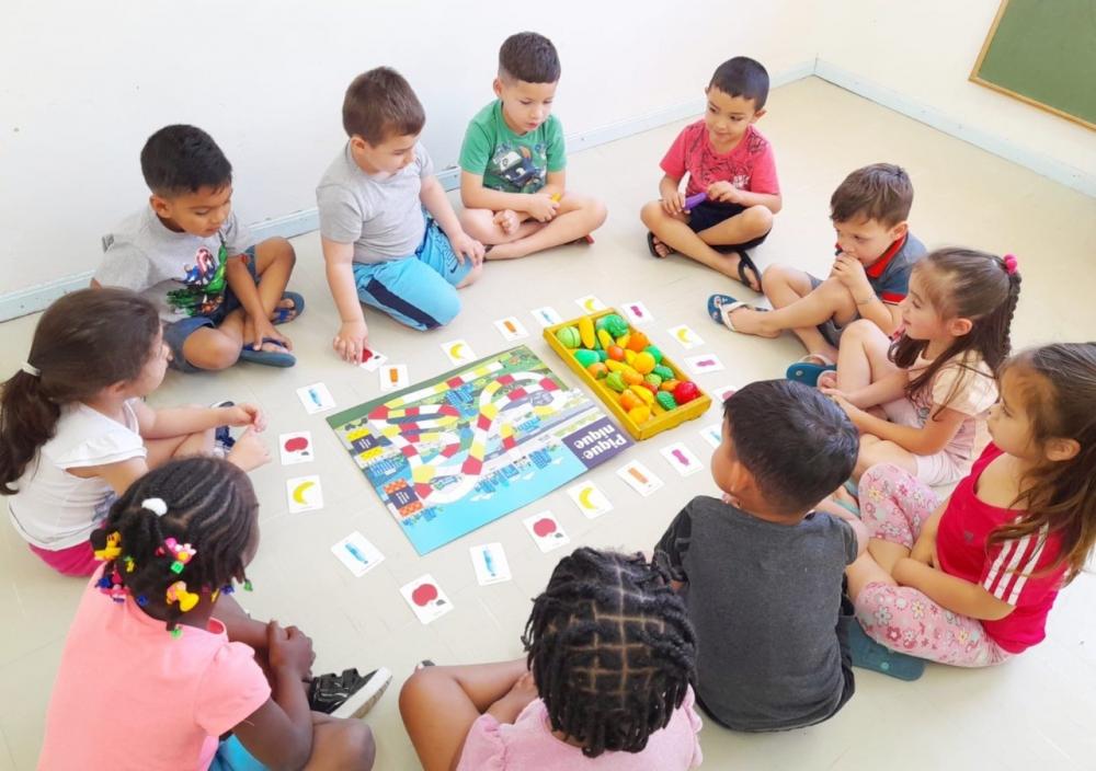 A proposta dos jogos Piquenique e Bons Negócios (o primeiro, de tabuleiro; o segundo, de cartas) em Bento Gonçalves, já atende toda a rede pública municipal e estadual, desde alunos do ensino infantil até o ensino médio. Crédito: Divulgação