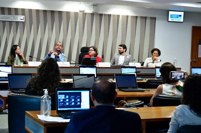 A senadora Teresa Leitão (ao centro) com convidados da audiência pública da CMA - Waldemir Barreto/Agência Senado