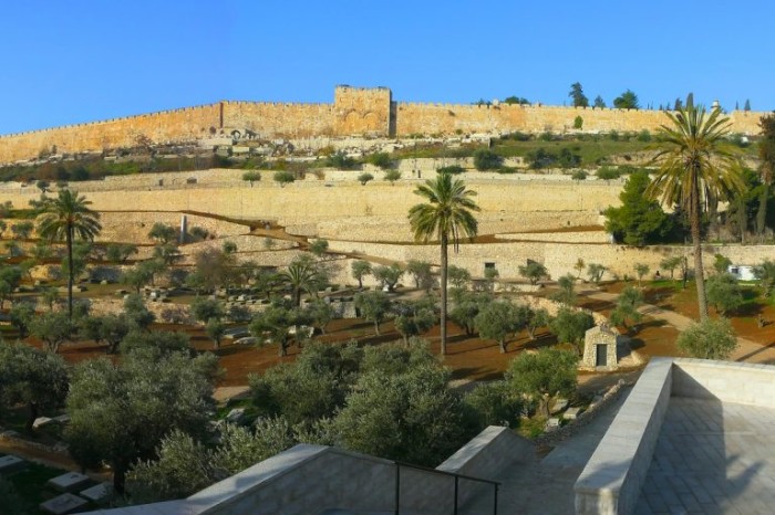 Porta dourada e muralha da Jerusalém histórica - (Foto: Depositphotos)