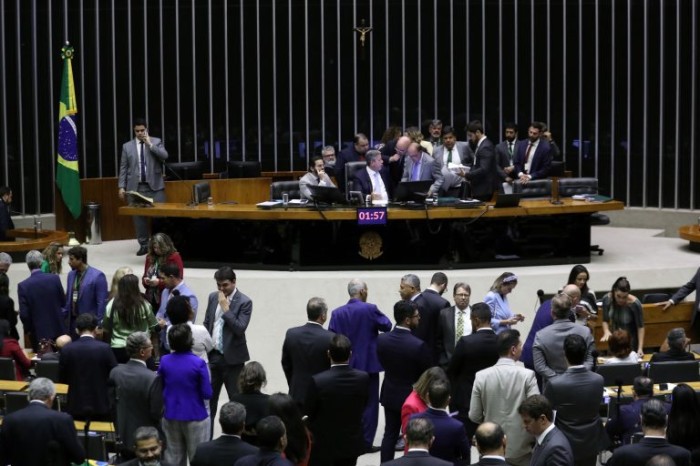 Lira pede prudência a deputados durante discussão da urgência para projeto sobre fake news; acompanhe