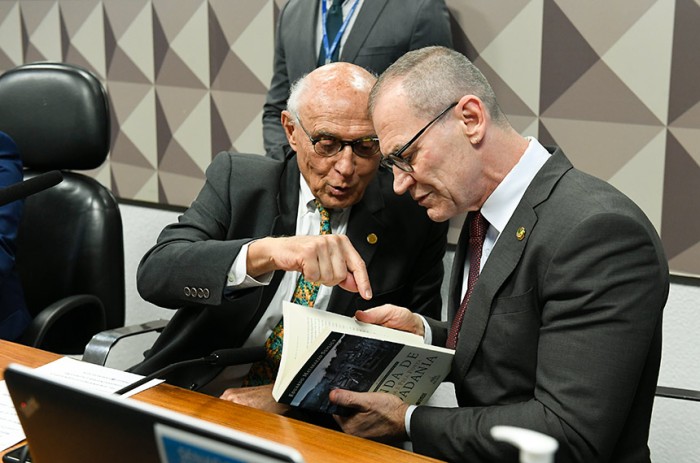 Eduardo Suplicy entrega ao presidente do colegiado, Fabiano Contarato, livro sobre a renda básica de cidadania - Roque de Sá/Agência Senado