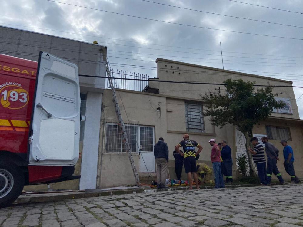 Trabalhador sofre descarga elétrica em Farroupilha