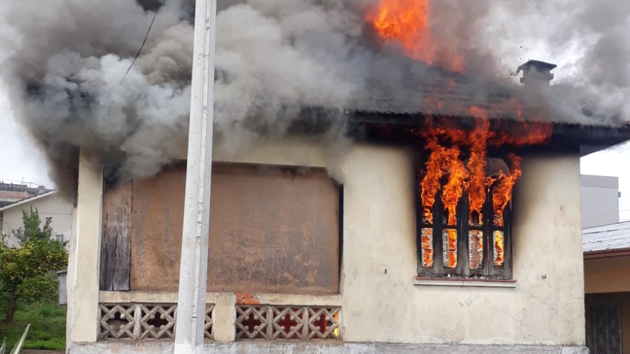 Incêndio quase destrói casa no Centro de Garibaldi