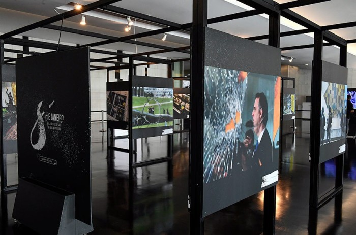 Mostra reuniu 50 fotografias dos ataques às sedes dos três Poderes, ocorridos no dia 8 de janeiro - Foto: Roque de Sá/Agência Senado