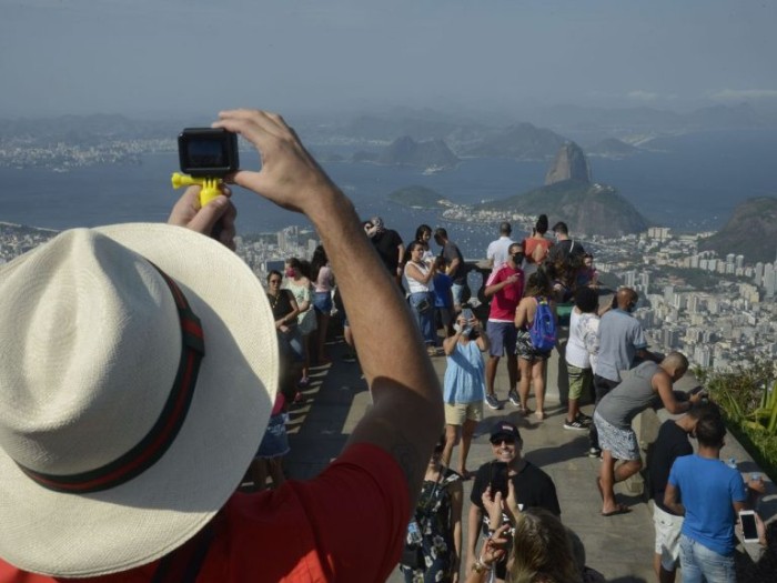 Turistas visitam o Cristo Redentor, no Rio de Janeiro - (Foto: Tânia Rêgo/Agência Brasil)