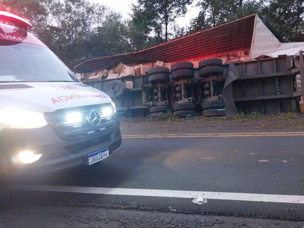 Carreta tomba e motorista fica preso às ferragens na BR-470