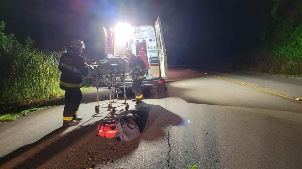 Veículo cai em barranco de 15 metros e duas pessoas ficam feridas