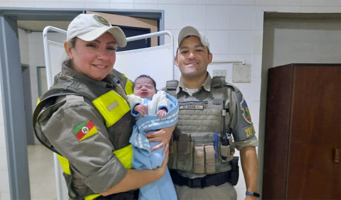 O bebê, que se chama Rodrigo, e a mãe foram encaminhados ao hospital para avaliação obstétrica e pediátrica assim que o Serviço de Atendimento Móvel de Urgência (SAMU) chegou. Crédito: Comunicação Social do 28º BPM