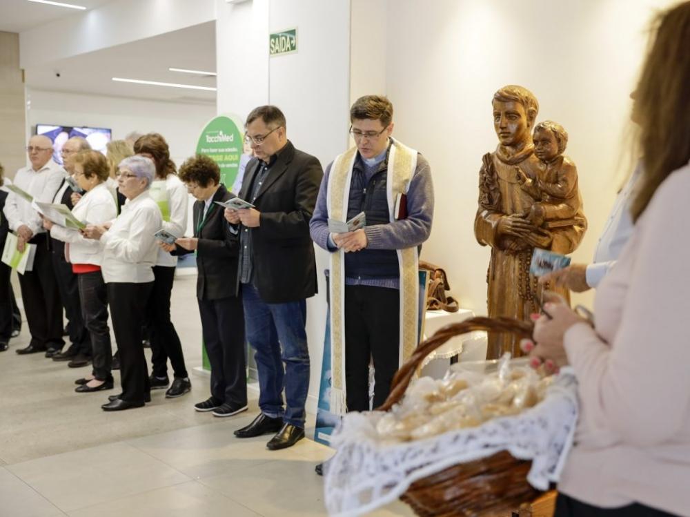 A imagem de Santo Antônio ficará por 3 semanas em um espaço localizado na entrada da recepção do Pronto Socorro do Hospital Tacchini. Crédito: Divulgação
