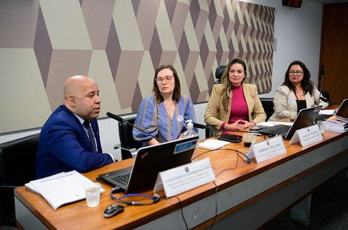 Augusta Brito (2ª à dir.) comanda o debate entre Alexsandro Santos, Andressa Pellanda e Cristina Velasquez - Foto: Pedro França/Agência Senado
