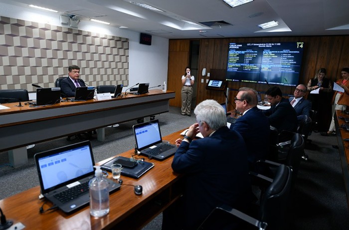 O presidente da comissão, Carlos Viana, e senadores em reunião do colegiado em abril - Foto: Edilson Rodrigues/Agência Senado