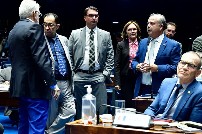 Rogério Marinho (ao microfone) no Plenário com Jorge Kajuru, Flávio Bolsonaro, Zenaide Maia e Contarato - Foto: Waldemir Barreto/Agência Senado