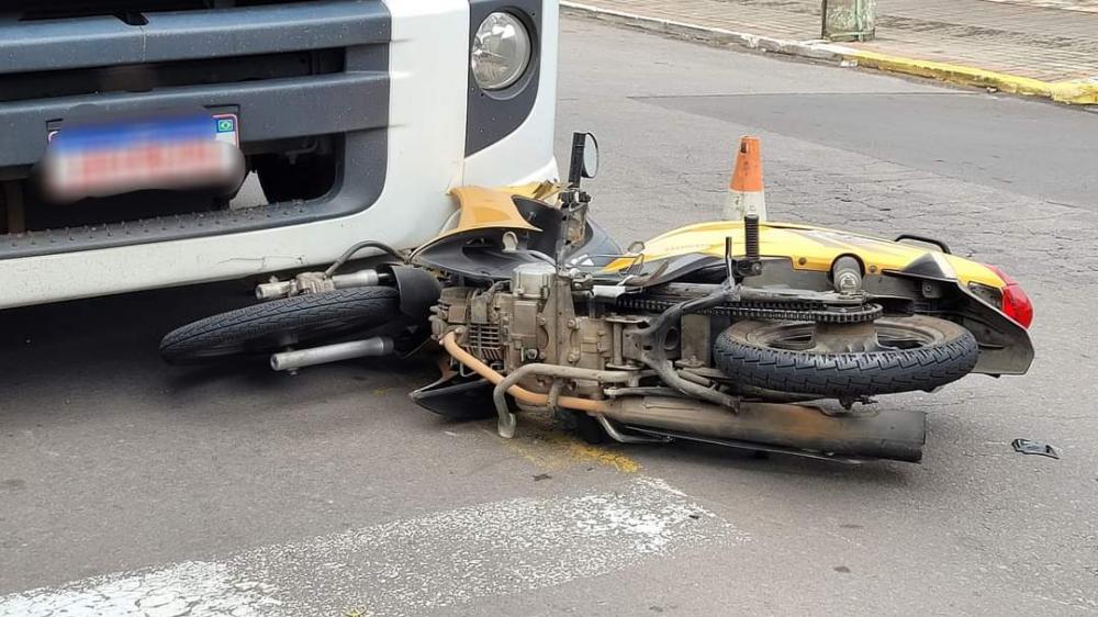Acidente envolvendo três veículos deixa duas pessoas feridas no bairro Borgo