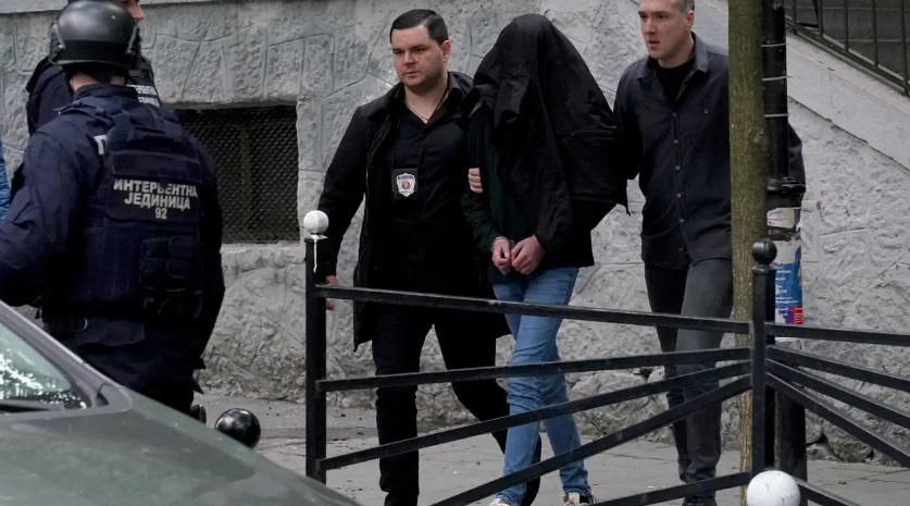 Policiais escoltam suposto autor de ataque em escola em Belgrado. Crédito: Oliver Bunic/AFP 