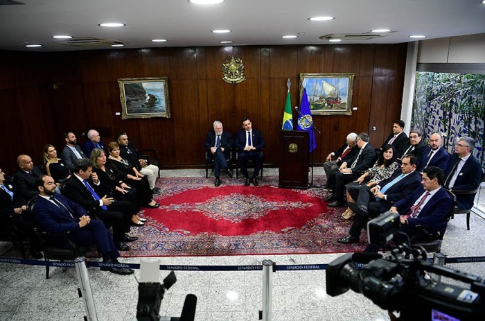 Davi Emerich e Rodrigo Pacheco (ao centro) com os demais integrantes do CCS, na posse do conselho nesta quarta - Foto: Pedro França/Agência Senado