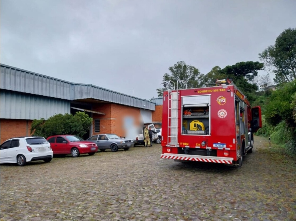 Trabalhador fica ferido durante limpeza de máquina em Farroupilha