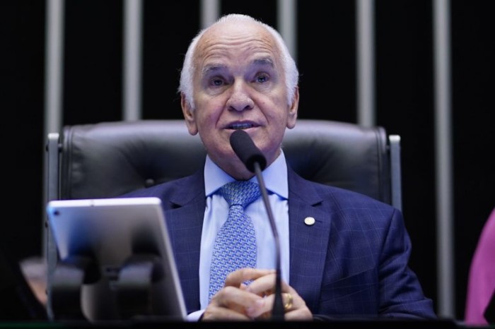 Nascimento: a taquigrafia eterniza as discussões na forma do registro histórico - (Foto: Pablo Valadares / Câmara dos Deputados)