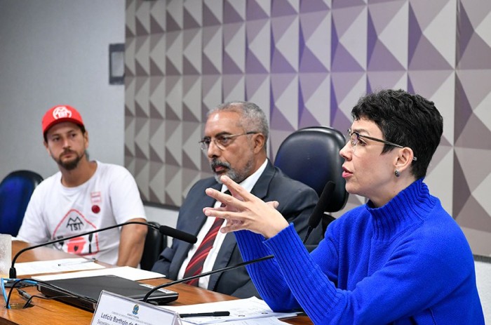 Fabiano Monteiro, do MTST, e Paulo Paim ouvem Letícia Bartholo, do Ministério do Desenvolvimento - Foto: Geraldo Magela/Agência Senado