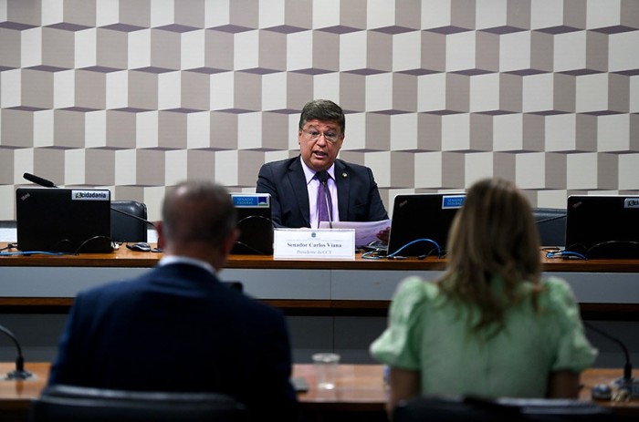 O presidente da CCT, senador Carlos Viana, em reunião do colegiado em abril - Foto: Edilson Rodrigues/Agência Senado