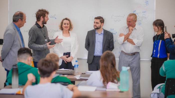 Gabriel visitou o Colégio Sinodal e conheceu mais sobre o projeto que concedeu 15 bolsas para alunos da rede estadual -Foto: Joel Vargas/GVG
