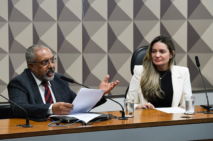 Paulo Paim, autor dos requerimentos, e a senadora Augusta Brito, que conduziu a reunião - Foto: Edilson Rodrigues/Agência Senado