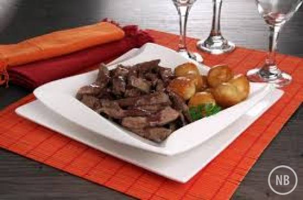 Filé-mignon ao vinho com batatas