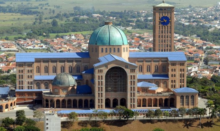 Basílica Nacional de Aparecida atrai romeiros de todo o País - (Foto: Valter Campanato/Agência Brasil)