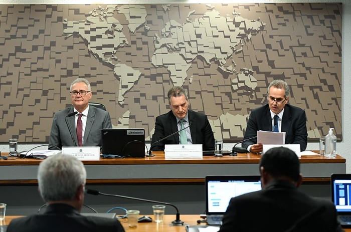 Kenneth Nóbrega (entre Renan Calheiros e o diplomata Michel Arslanian) sugeriu ações em áreas prioritárias como comércio, investimentos, energia, inovação e saúde - Foto: Jefferson Rudy/Agência Senado