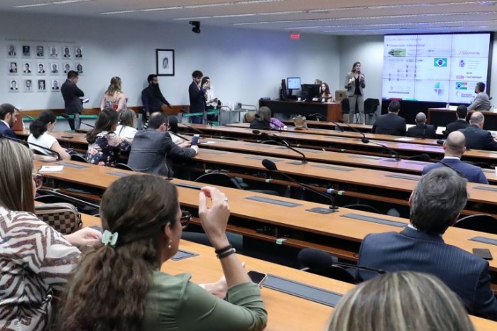 A comissão discutiu também uma legislação voltada para o setor de hidrogênio - (Foto: Bruno Spada/Câmara dos Deputados)