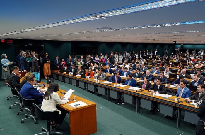 Plenário da Comissão Mista de Orçamento (CMO), localizado na Câmara dos Deputados, em dia de votação - Foto: Pablo Valadares/Câmara dos Deputados