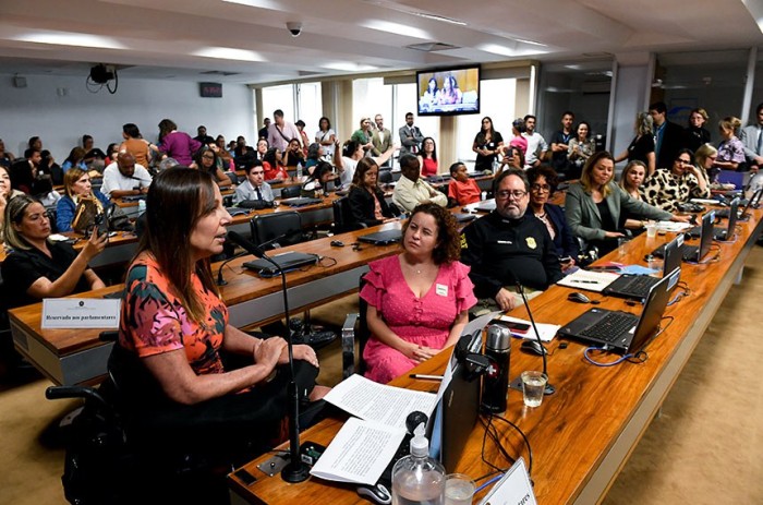 A senadora Mara Gabrilli com participantes da primeira audiência do ciclo, em 10 de maio - Foto: Jefferson Rudy/Agência Senado