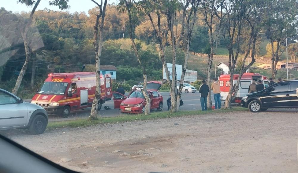Acidente no Trevo do Barracão deixa duas pessoas feridas