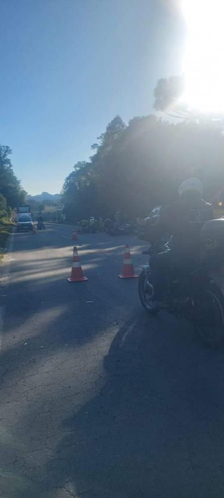 Acidente entre dois carros e uma motocicleta deixa trânsito lento na RSC-453