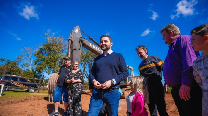 Gabriel e Costella verificaram o trabalho das máquinas, que seguiam em atividade durante a visita -Foto: Joel Vargas/Ascom GVG