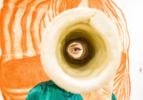 A Sala Umberto Magnani do Teatro de Arena Eugênio Kusnet, em São Paulo (SP), recebe a exposiçãoDo Interdito ao Céu: A Criação do Processo Erótico na Cerâmica, de Isabela Molinari. A visitação segue até 4 de junho, de quarta a domingo, das 13h30 às 19h. A 