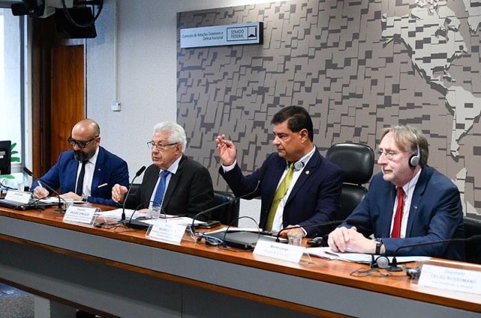 Nelsinho Trad, presidente da representação brasileira do Parlasul, com parlamentares europeus na reunião - Foto: Marcos Oliveira/Agência Senado