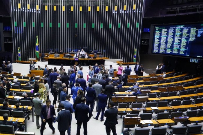 Deputados analisam propostas em Plenário - (Foto: Pablo Valadares/Câmara dos Deputados)