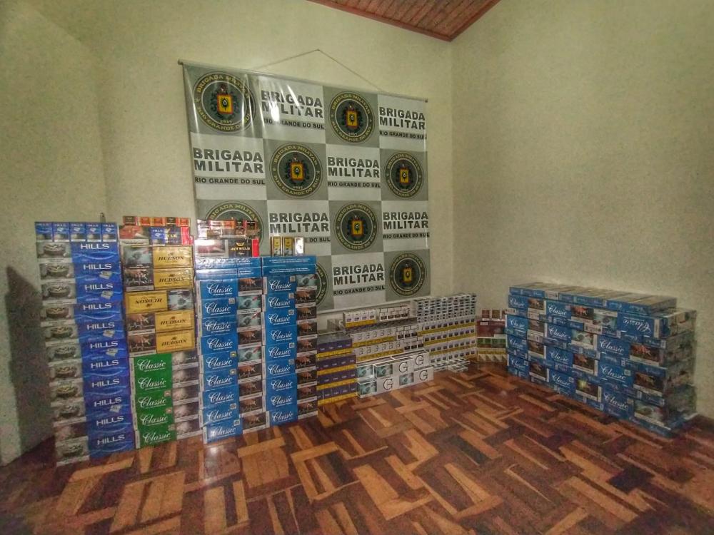 Foram encontrados 6.695 carteiras de cigarro, de origem estrangeira, e talões de procedência de jogos de azar. Crédito: Divulgação