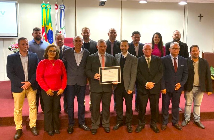 Escola Infoserv recebe portaria de Louvor e Agradecimento na Câmara