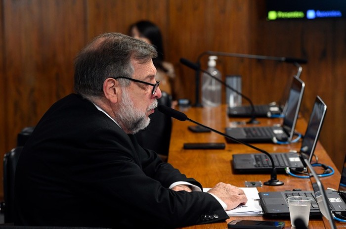Flávio Arns leu o relatório de Soraya Thronicke à proposta de Romário; PL 2.494/2021 segue para a CCJ - Foto: Marcos Oliveira/Agência Senado