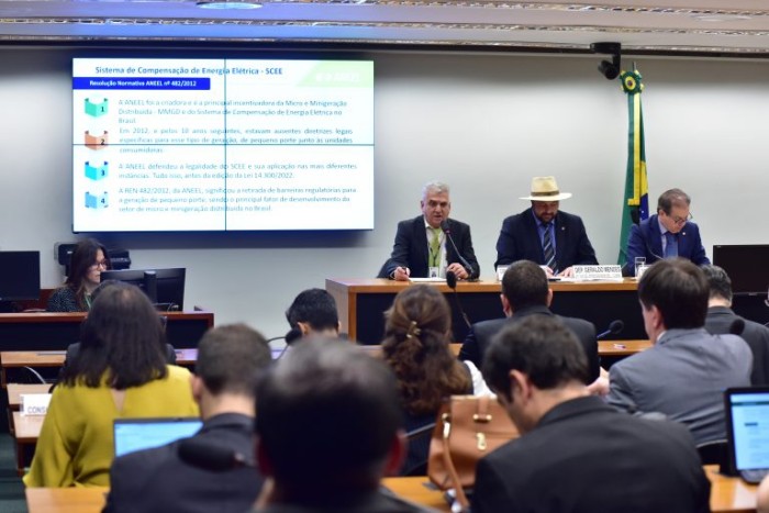 Durante a audiência, a Aneel defendeu o modelo de regulação da geração distribuída - (Foto: Zeca Ribeiro / Câmara dos Deputados)