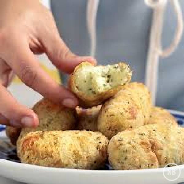 Bolinho de Aipim com Queijo