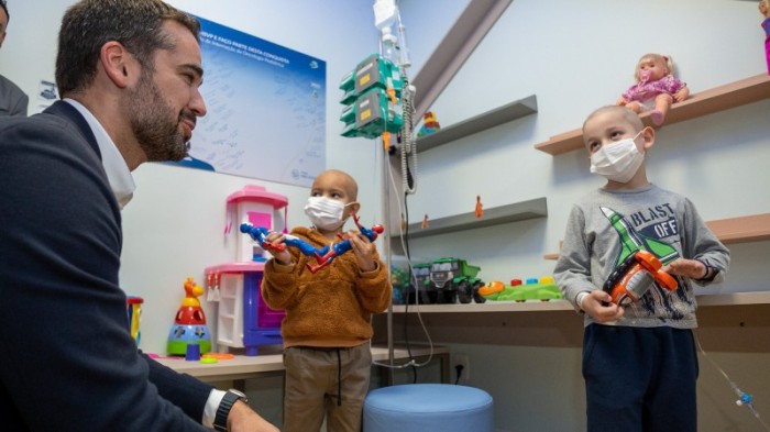 Leite conversou com crianças em atendimento no Centro Oncológico Infantojuvenil -Foto: Maurício Tonetto/Secom
